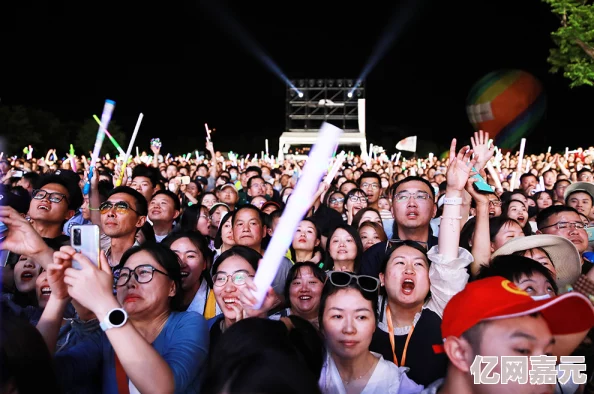 五月天大胆人体艺术引发热议，粉丝狂欢现场气氛火爆，展现前所未有的视觉盛宴！